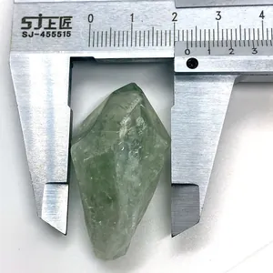 Makro-Detail von grünem Fluorit-Naturstein, 2,2 cm mit Messschieber gemessen