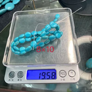 Detailansicht ovaler blauer Türkisperlen (8x10mm) mit 19,58g auf einer Digitalwaage