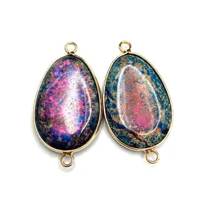 Détail de connecteurs en pierre goutte rose et bleu avec sertis dorés pour bijoux DIY
