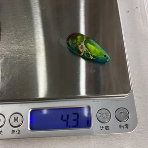 Colgante de piedra natural en forma de gota de 4,31g con texturas verdes y azules únicas
