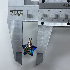 Nahaufnahme eines 12mm Stern-Kristallanhängers mit goldener Rose auf einem Messschieber