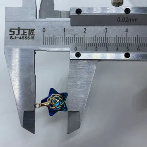 Detaillierte Messung eines blauen Sternanhängers mit goldener Rose mittels Messschieber