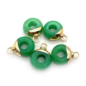 Vijf stuks donutvormige groene malachiet hangers met vergulde metalen lussen