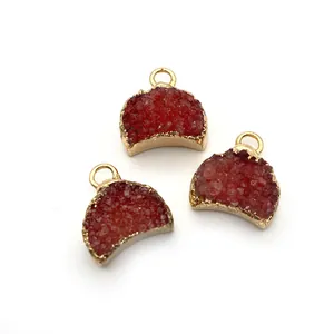 Trois pendentifs lune en cristal druzy rouge avec bord doré pour la création de bijoux DIY