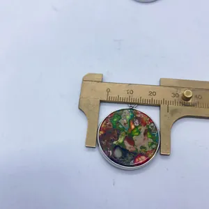 Détail d'un pendentif en pierre naturelle mesuré avec un pied à coulisse pour taille 25mm