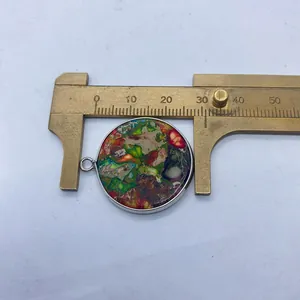 Vue détaillée d'un pendentif rond turquoise de 30mm mesuré avec un pied à coulisse