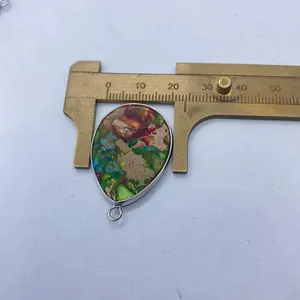 Mesure détaillée montrant un pendentif goutte en turquoise de 28 mm avec bord argenté