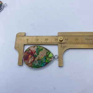 Mesure de la largeur d'un pendentif goutte d'eau en pierre naturelle avec bordure en métal argenté