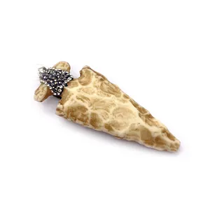 Pendentif en forme de flèche en résine texturée blanche et cristaux brillants