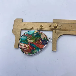 Détail montrant la largeur de 32mm du pendentif turquoise coloré avec un pied à coulisse