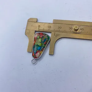 Détail macro du pendentif en pierre naturelle montrant la mesure de 14mm au pied à coulisse