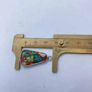 Détail d'un pendentif goutte en pierre naturelle multicolore de 30mm avec bord argent