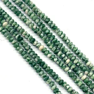 Détail de perles d'abaque en pierre naturelle verte et blanche pour bijoux DIY