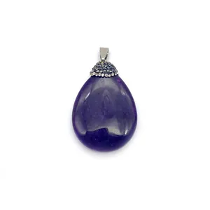 Dettaglio del ciondolo in ametista a goccia viola con chiusura in argento e cristalli