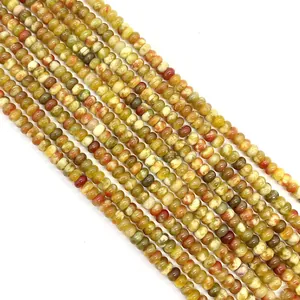 Vue macro de perles rondelles en pierre naturelle pour création de bijoux DIY