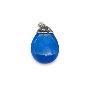 Dettaglio del ciondolo a goccia in calcedonio blu con cappuccio intarsiato di strass
