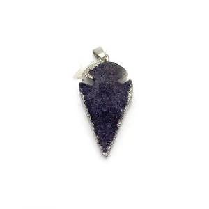 Pendentif en pierre naturelle en forme de flèche avec bordure en métal argenté sur fond blanc
