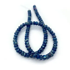 Vue détaillée de perles rondes plates en pierre empereur bleue à texture marbrée