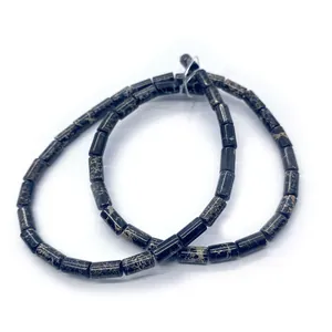 Detail von Naturstein-Perlen mit schwarzer Marmorierung für DIY-Schmuck-Zubehör