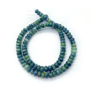 Détail des perles rondelles en pierre impériale bleue pour la création de colliers DIY