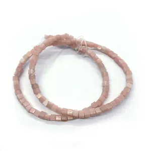 Detailansicht quadratischer rosa Natursteinperlen für DIY-Halsketten und Schmuck