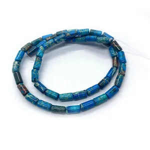 Nahaufnahme zylindrischer blauer Kaiser-Jaspis-Perlen mit Naturstein-Maserung für DIY-Schmuck