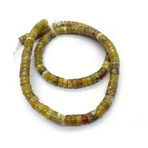 Dettaglio macro di perle cilindriche in diaspro imperiale per creazione di collane DIY