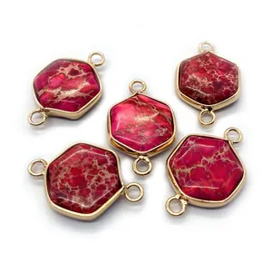 Vue détaillée de connecteurs hexagonaux en pierre impériale rose rouge avec bords dorés