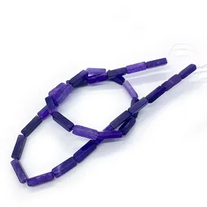 Dettaglio di perline a tubo in pietra imperiale viola per creazione gioielli DIY