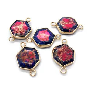 Vue macro de connecteurs hexagonaux en jaspe avec bordures en métal doré brillant