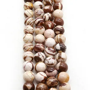 Détail macro de perles en pierre zèbre naturelle avec textures marbrées brunes