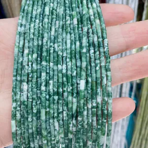 Détail de perles cylindriques en pierre naturelle verte avec texture marbrée pour bijoux