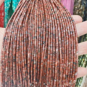 Détail macro de perles cylindriques en pierre naturelle brun rouge avec texture unique