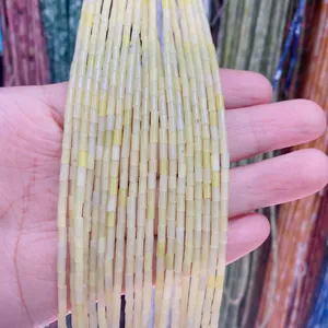 Gros plan de perles cylindriques en pierre naturelle jaune crème pour bijoux DIY