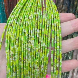 Gros plan de perles tubulaires en pierre verte pour la création de bijoux DIY et colliers
