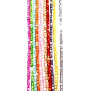 Gros plan de perles cylindriques en nacre colorée pour la création de bijoux DIY