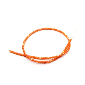 Vue macro de perles de nacre naturelles cylindriques orange pour création de bijoux