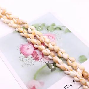 Makroaufnahme natürlicher Muschelperlen für DIY-Schmuck in Weiß- und Cremetönen