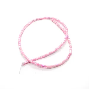 Détail de perles carrées en nacre rose irisée pour la création de bijoux DIY élégants