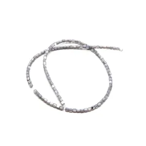 Vue détaillée de perles cylindriques en nacre naturelle pour création de bijoux DIY