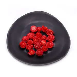 Rote synthetische Korallen Rosenperlen für DIY Schmuck in schwarzer Schale