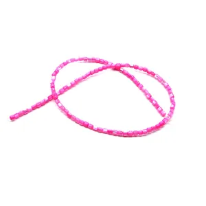 Détail de perles de nacre roses carrées avec lustre irisé pour la création de bijoux