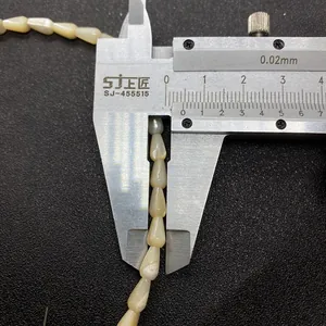 Makroaufnahme natürlicher Tropfenperlen, gemessen auf 5-6 mm mit einem Messschieber