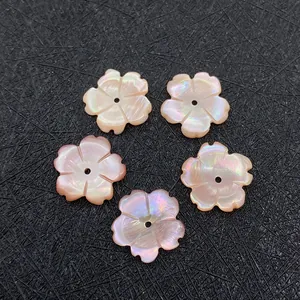 Vijf roze bloemvormige schelpkralen met parelglans voor DIY sieraden maken