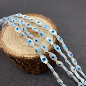 Gros plan de perles œil de protection en nacre en forme de marquise au lustre irisé