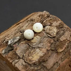 Polierte runde weiße Muschelperlen mit halbgebohrten Löchern für DIY-Schmuckherstellung