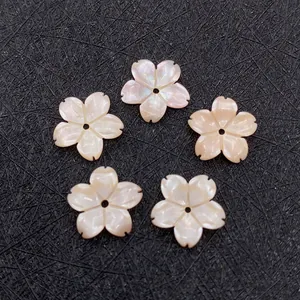 Vijf kersenbloesemvormige natuurlijke roze schelpkralen met parelglans voor DIY-sieraden