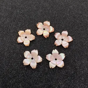 Vijf roze gesneden schelp kersenbloesem bedeltjes voor DIY sieraden maken op zwart
