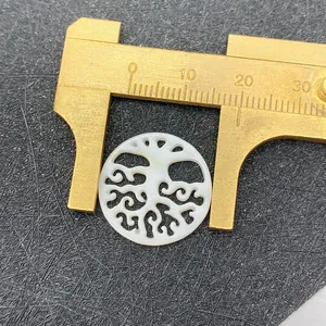 Makroansicht des 25mm Lebensbaum Muschelanhängers beim Messen mit Messschieber