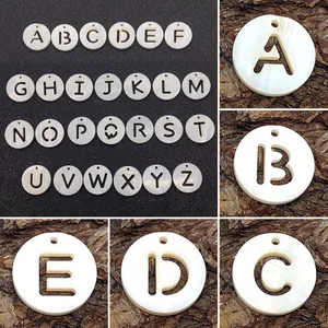 Pendentif Lettre Alphabet en Coquille d'Eau Douce Naturelle Ajouré Rond Nacre Charm pour DIY Collier Bracelet Fabrication de Bijoux Femme